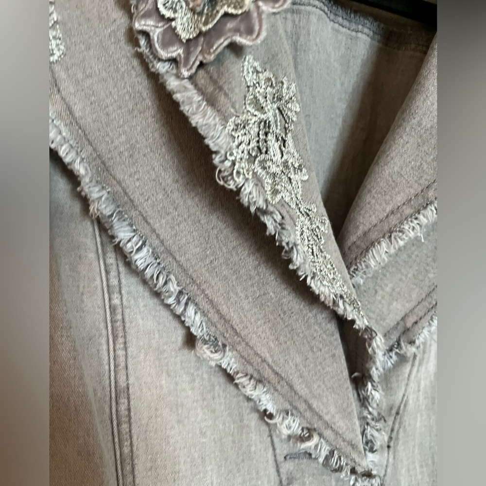 DG2 By Diane Gilman Gray Flower Denim Jacket - Picture 5 of 11